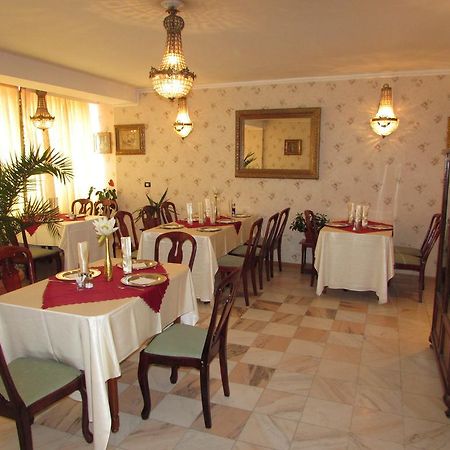 Pension Dinu Residence ทิมิชัวรา ภายนอก รูปภาพ