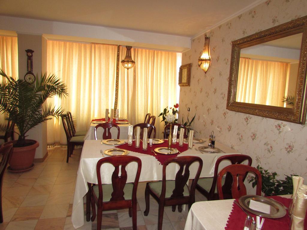 Pension Dinu Residence ทิมิชัวรา ภายนอก รูปภาพ