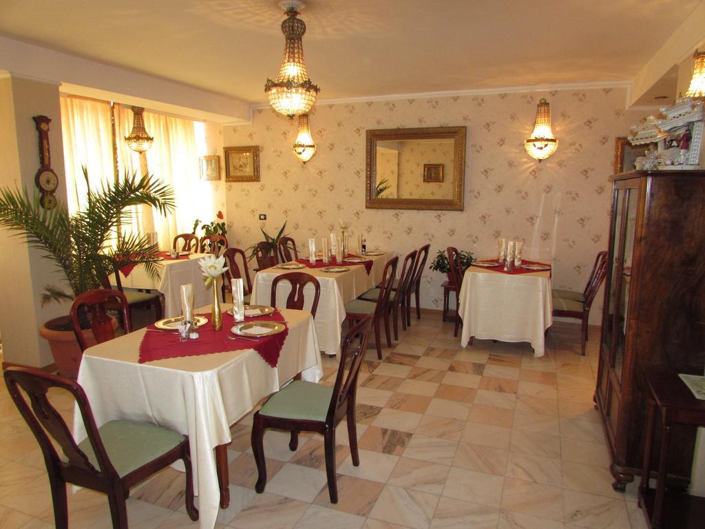 Pension Dinu Residence ทิมิชัวรา ภายนอก รูปภาพ