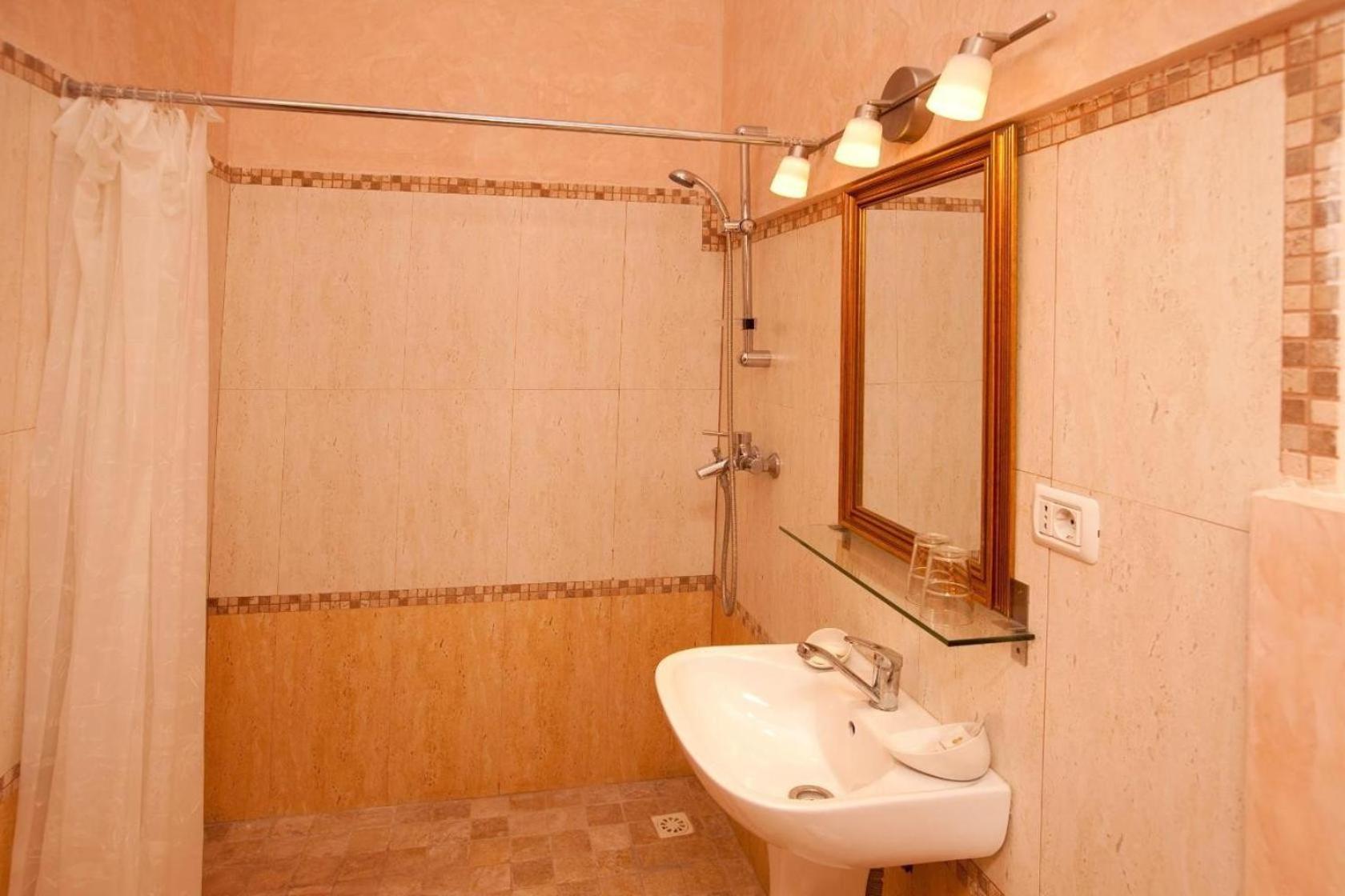 Pension Dinu Residence ทิมิชัวรา ภายนอก รูปภาพ